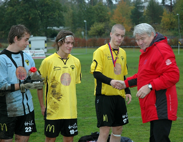 2007_0929_10.JPG - Förbundets representant delade ut medaljer för serieseger i Div.4 Västmanland 2007